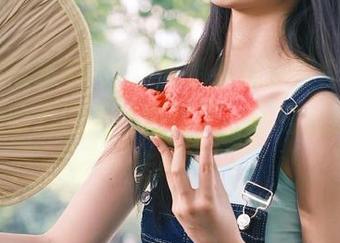 这网址看起来怪怪的，51黑瓜吃料网入口更新了，你确定要点进去吗？